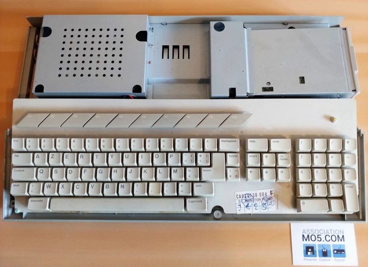 Photo d'un Atari 1040 STf avec la carrosserie supérieure retirée