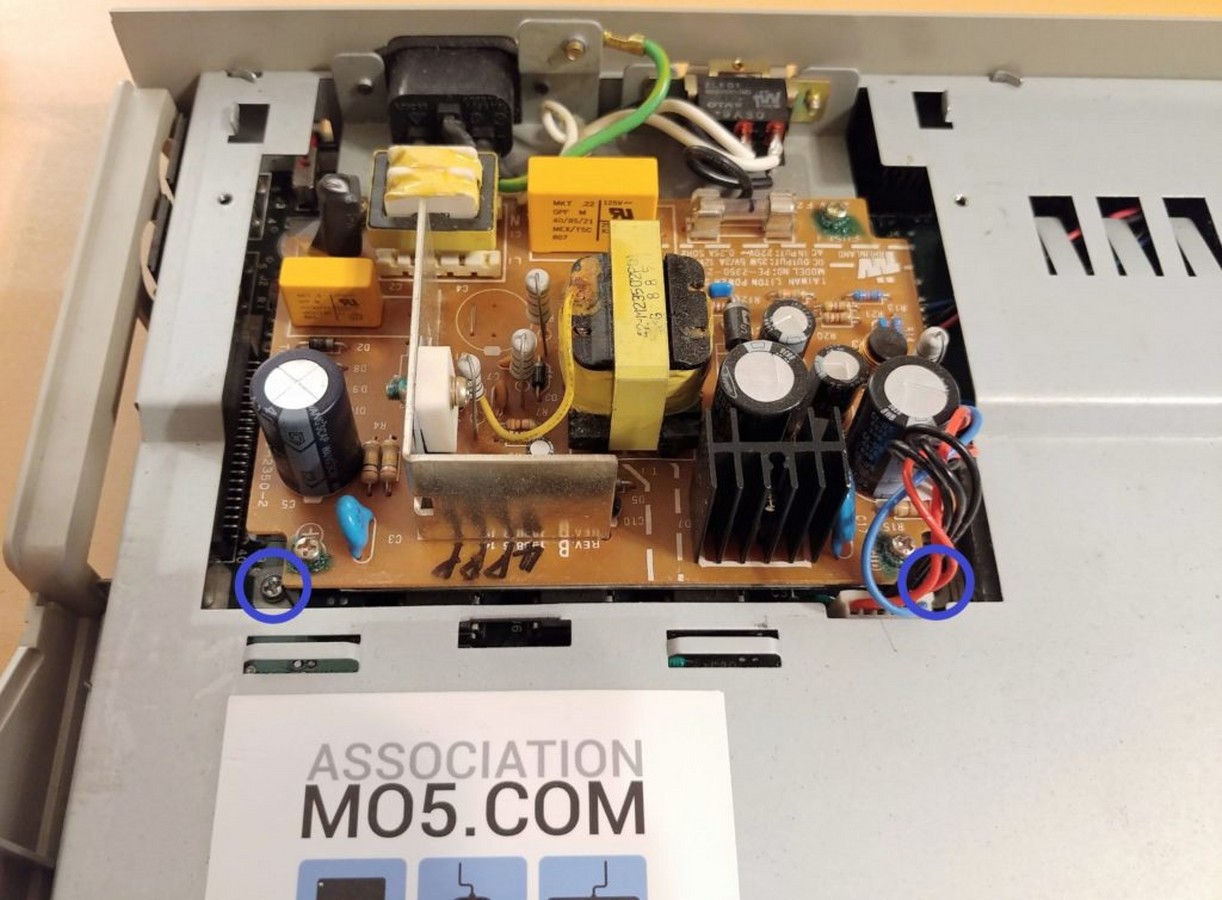 Gros plan sur l'alimentation interne d'un Atari 1040 STf