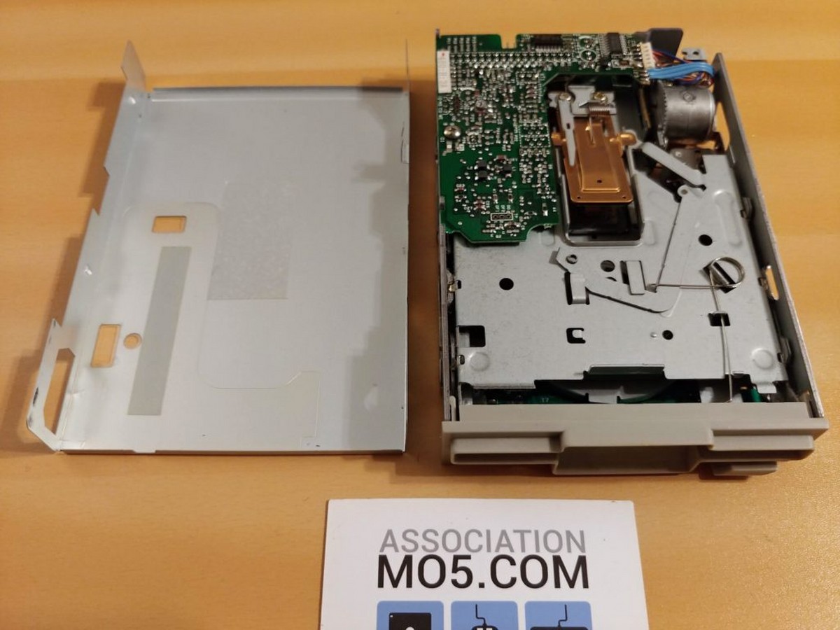 Photo d'un lecteur de disquettes ouvert d'un Atari 1040 STf