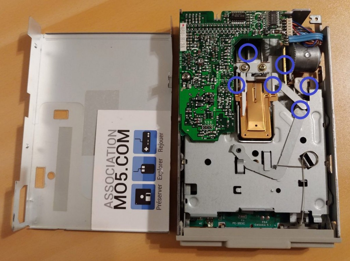 Photo des parties du mécanisme d'un lecteur de disquettes à graisser