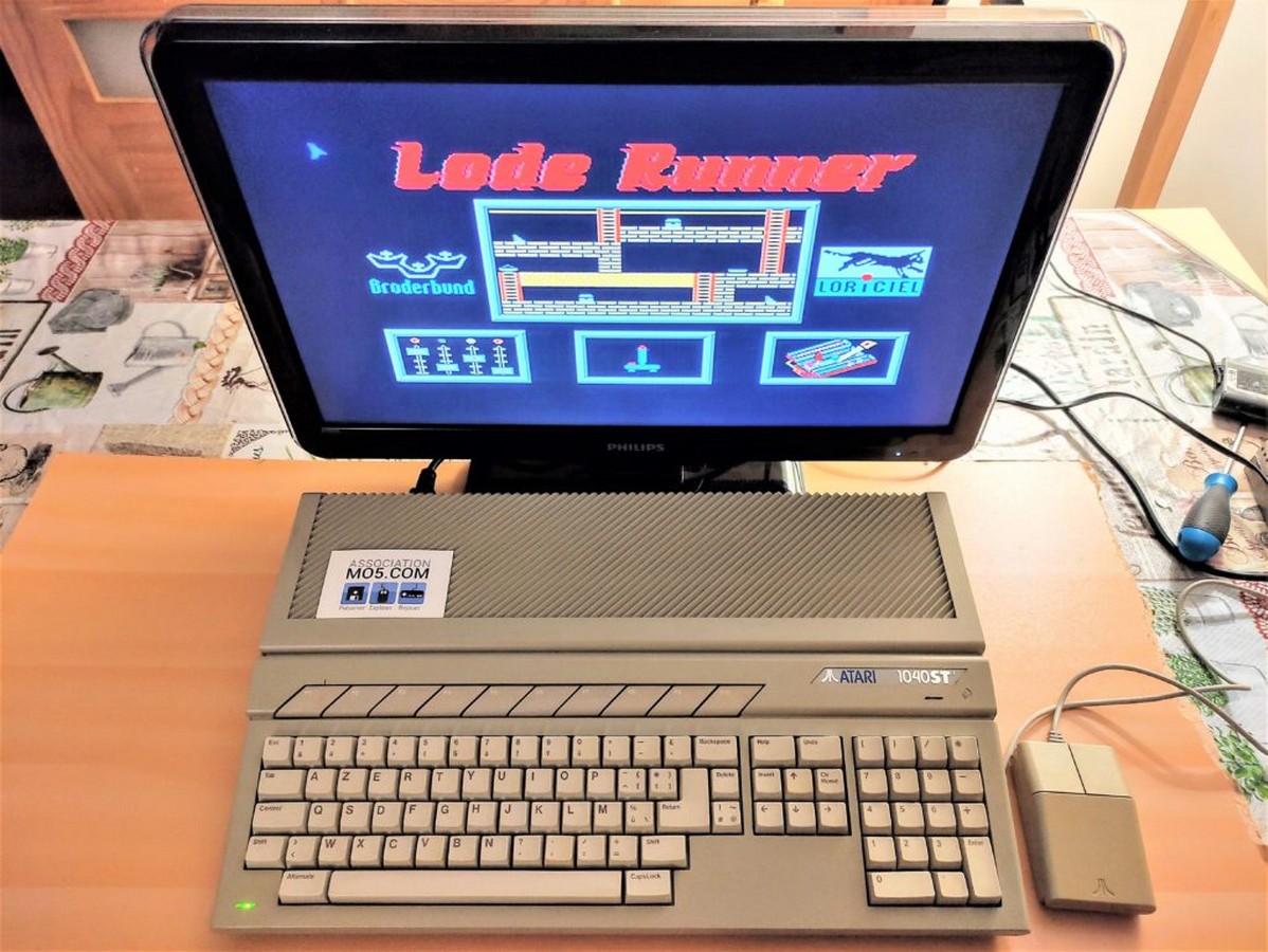 Photo d'un Atari 1040 STf en fonctionnement