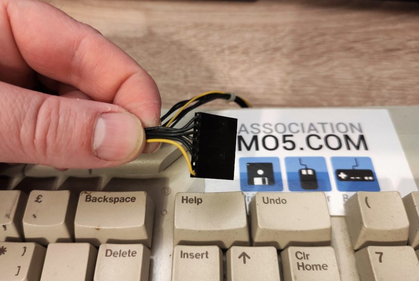 Photo du connecteur clavier avec son détrompeur en jaune.