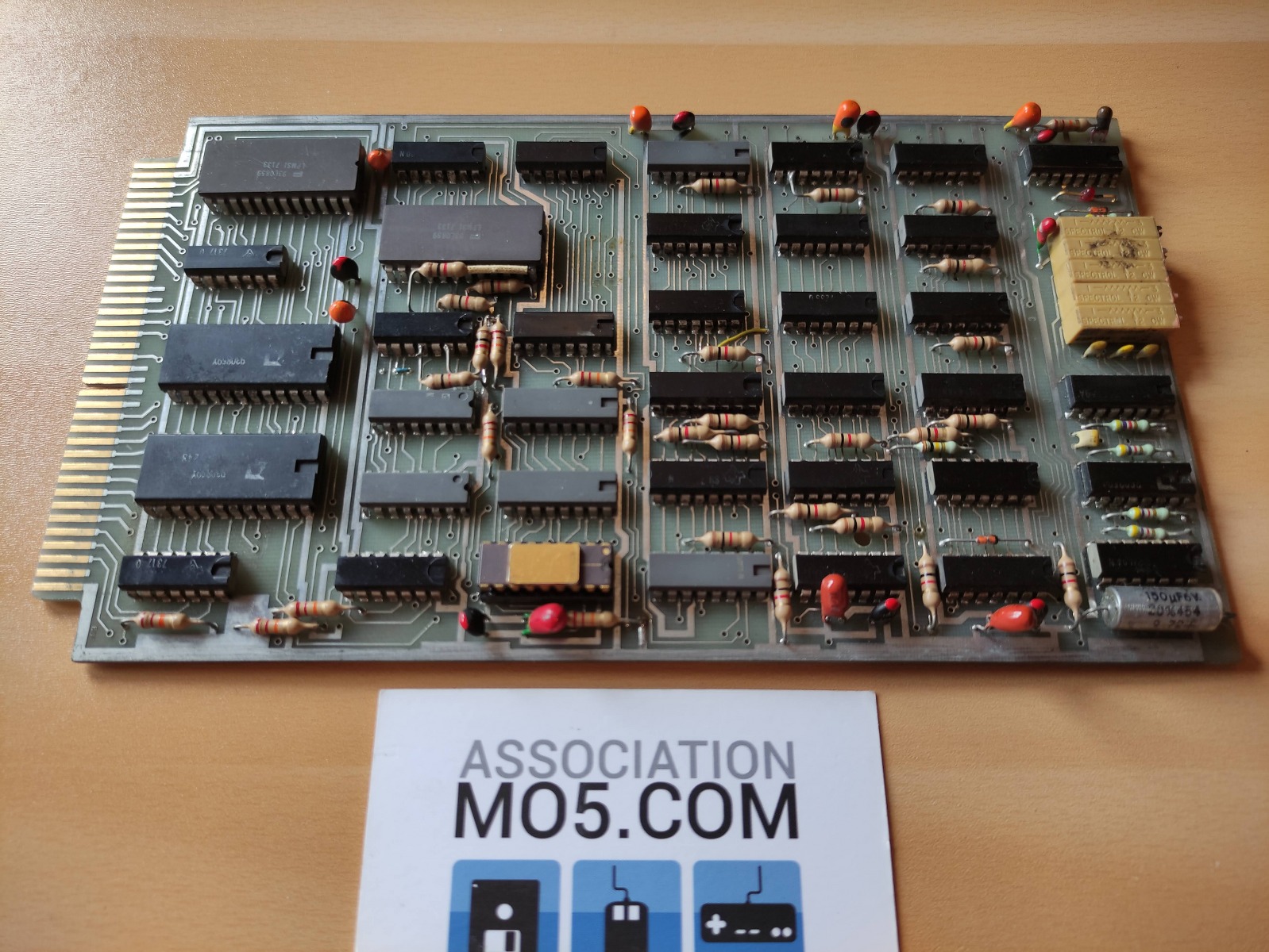 La carte CPU de notre Micral N, avec son Intel 8008 en bas, une minuscule puce dorée