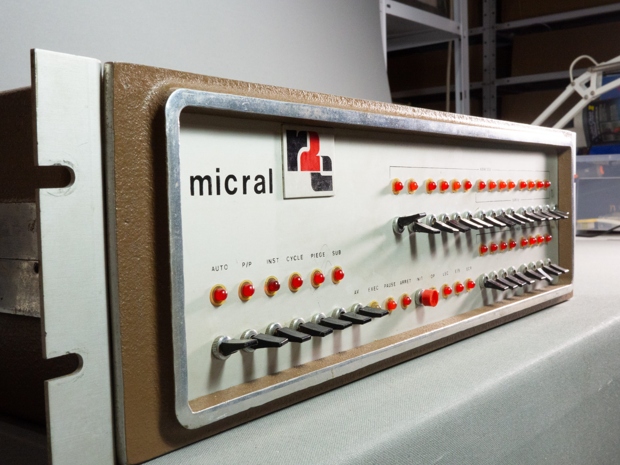 Gros plan sur la façade et le logo du Micral N de l'association MO5