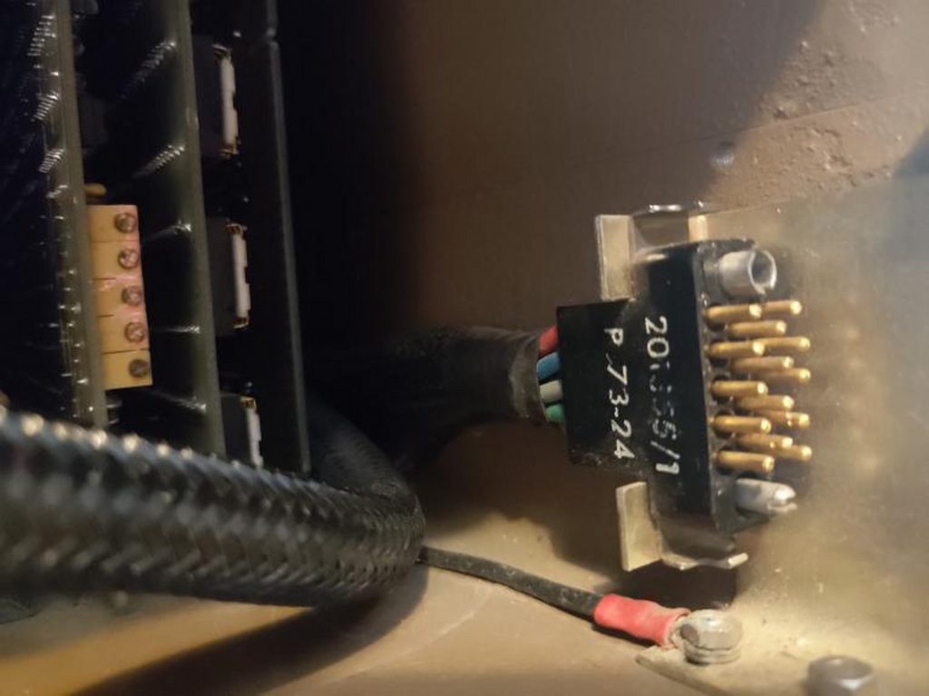 Les connecteurs d'alimentation de notre Micral N sont peu conventionnels