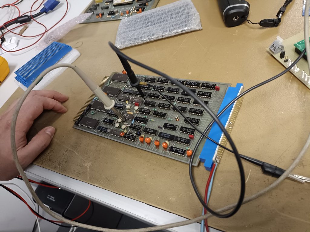 Test d'alimentation et contrôle de fonctionnement d'une des cartes électroniques de notre Micral N