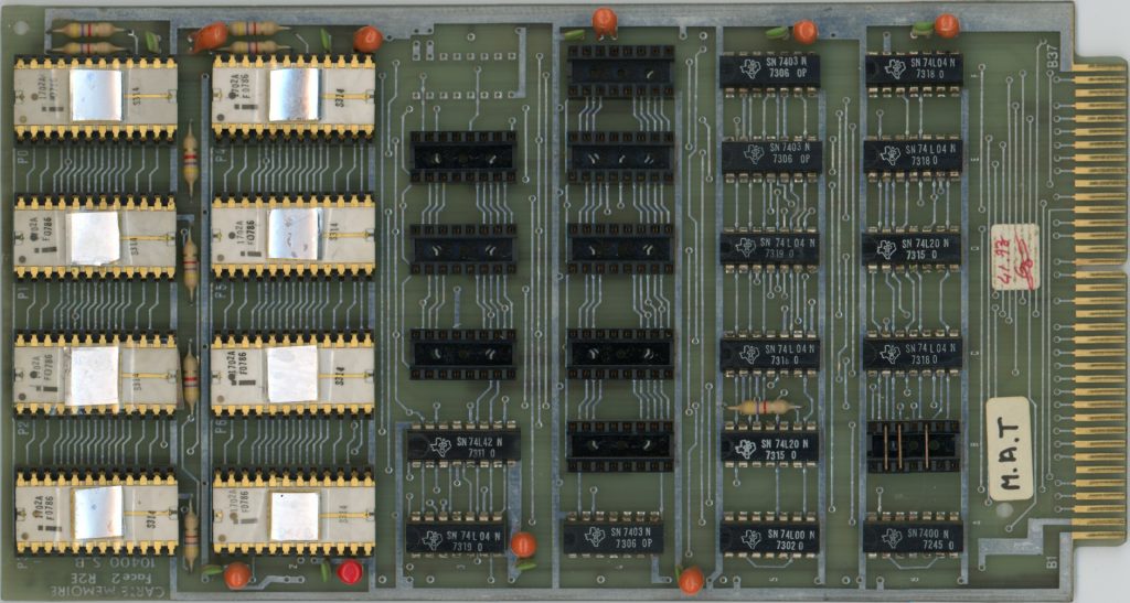Carte mémoire 10400 SB : Moniteur. 8 EPROMs 1702A (256 octetsx8, 2 Ko au total contenant le moniteur). Configuration d'adresse : 0x3800-0x3FFF