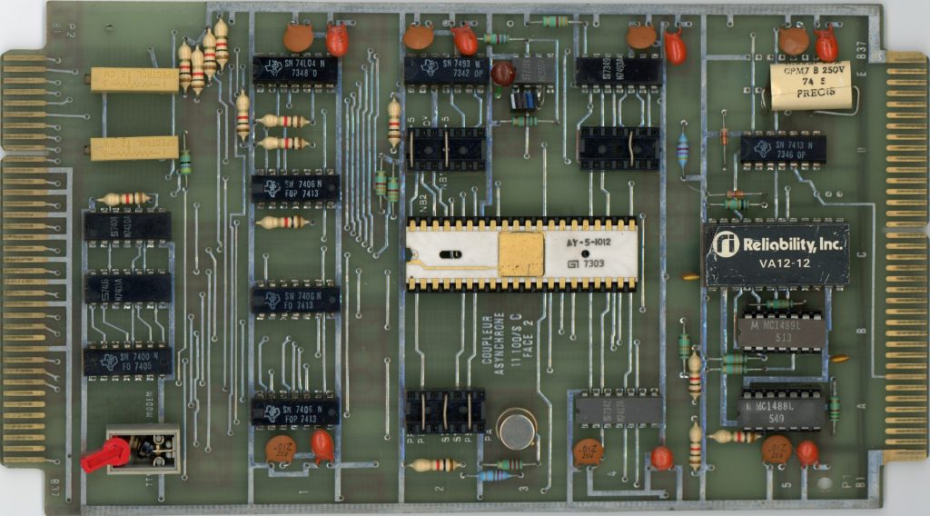 Coupleur Asynchrone 11100/SC : Interface série AY-5-1012.