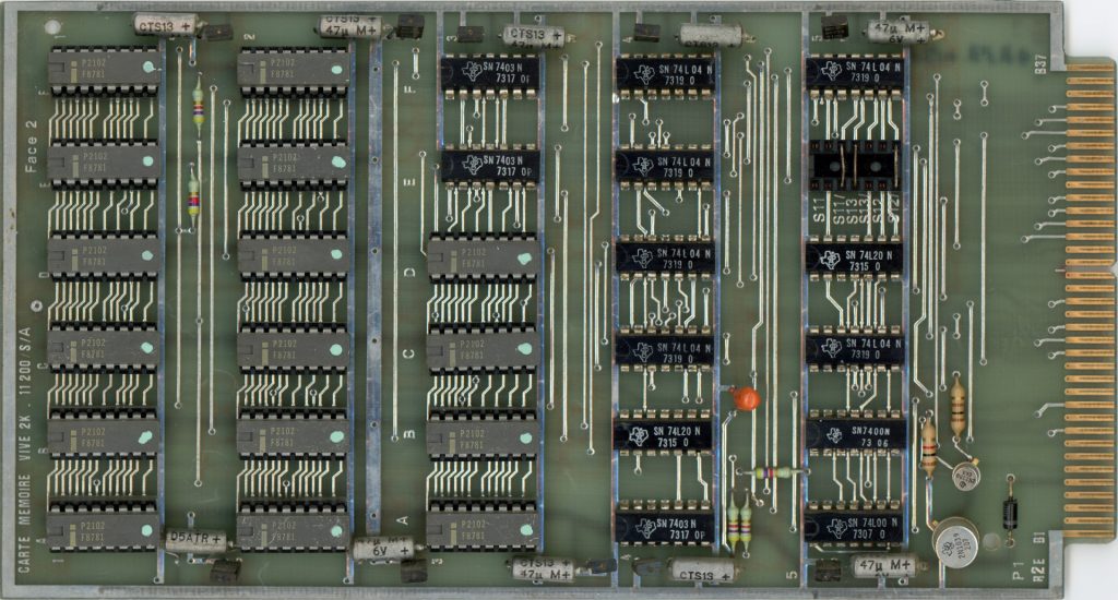 Carte mémoire vive 2K 11200/S/A : 16 SRAMs P2102 (16 * 128 octets = 2Ko). Configuration d'adresse : 0x2000-0x27FF
