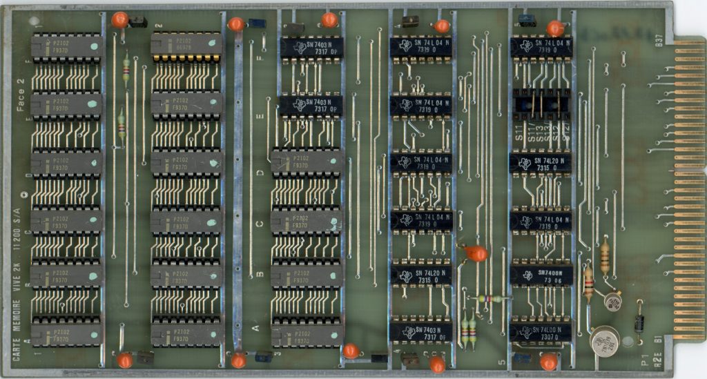 Carte mémoire vive 2K 11200/S/A : 16 SRAMs P2102 (16 * 128 octets = 2Ko). Configuration d'adresse : 0x3000-0x37FF