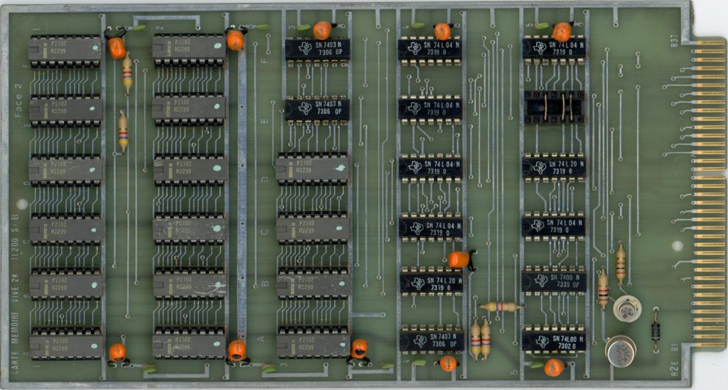 Carte mémoire vive 2K 11200/S/B : 16 SRAMs P2102 (16 * 128 octets = 2Ko). Configuration d'adresse : 0x1000-0x17FF