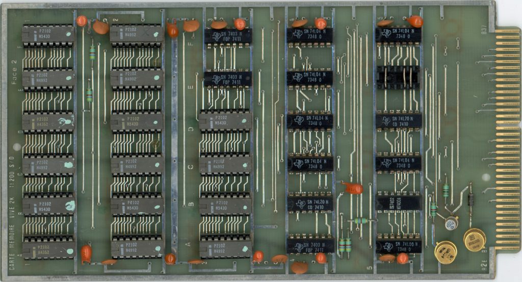 Carte mémoire vive 2K 11200/S/D : 16 SRAMs P2102 (16 * 128 octets = 2Ko). Configuration d'adresse : 0x1800-0x1FFF