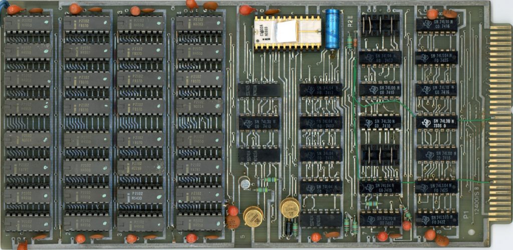 Carte 12400/SB : 32 SRAMs P2102 (32 * 128 octets = 4Ko) + 1 EPROM 1702A (256 octets contenant le bootstrap). SRAM Configuration d'adresse : 0x0000-0x0FFF, EPROM Configuration d'adresse : 0x0000-0x00FF